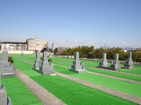 緑の芝生が広がる開放的で明るい区画の墓地