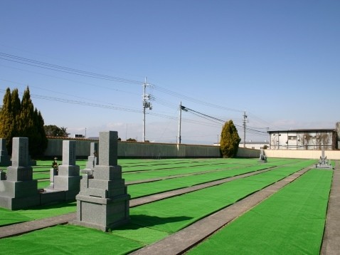 鮮やかな人工芝が敷き詰められたバリアフリーな墓域