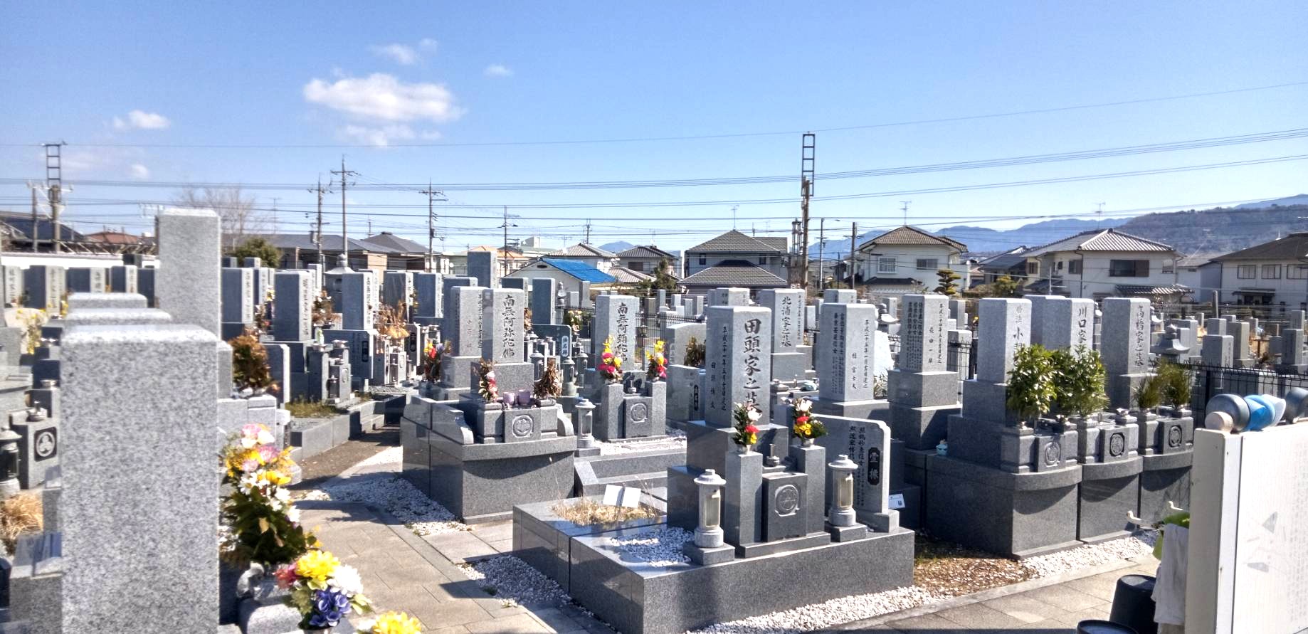 住宅街に隣接した日当たりの良い広大な霊園の全景