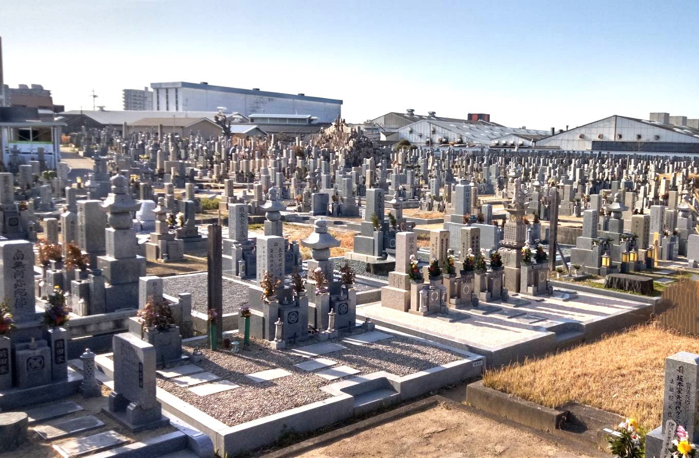 遠くまで整然と区画整理された、日当たりが良く見晴らしの良い寺院墓地の風景