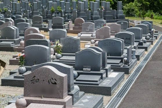 「和・心」と刻まれた墓石や洋型墓石が並ぶ、現代的なデザインの墓地