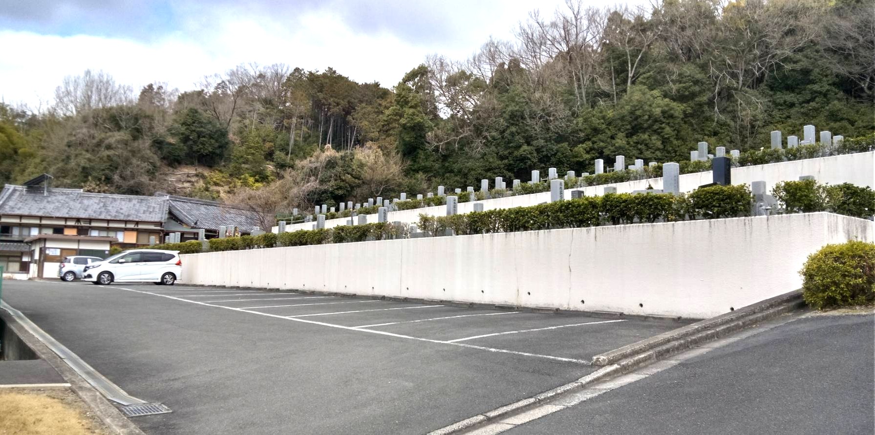 山裾の斜面を利用して階段状に整備された日当たりの良い霊園全景