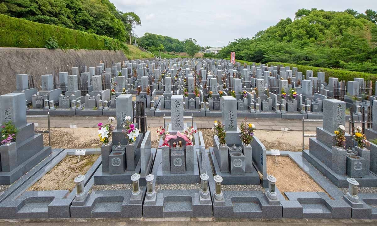 山々に囲まれた静かな霊園に並ぶ多くの和型墓石