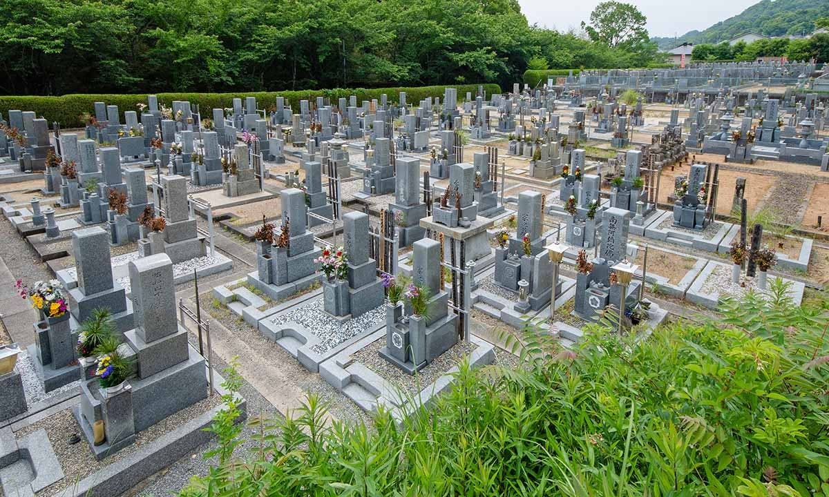 斜面に沿って段々に配置された日当たりの良い墓所