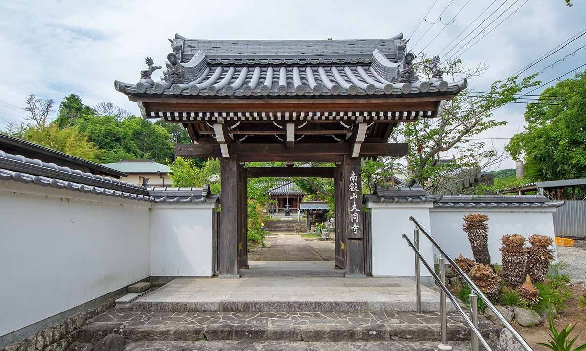 立派な屋根瓦を持つ寺院の山門（入り口）の正面