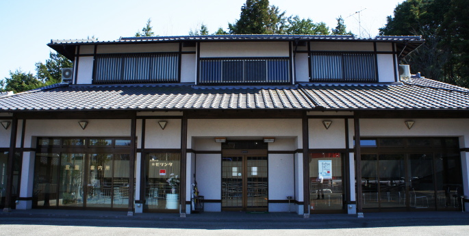 福田寺霊園の管理事務所の外観、落ち着いた和風建築の建物。