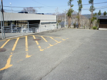 アスファルトで舗装された、福田寺霊園の広々とした駐車場。