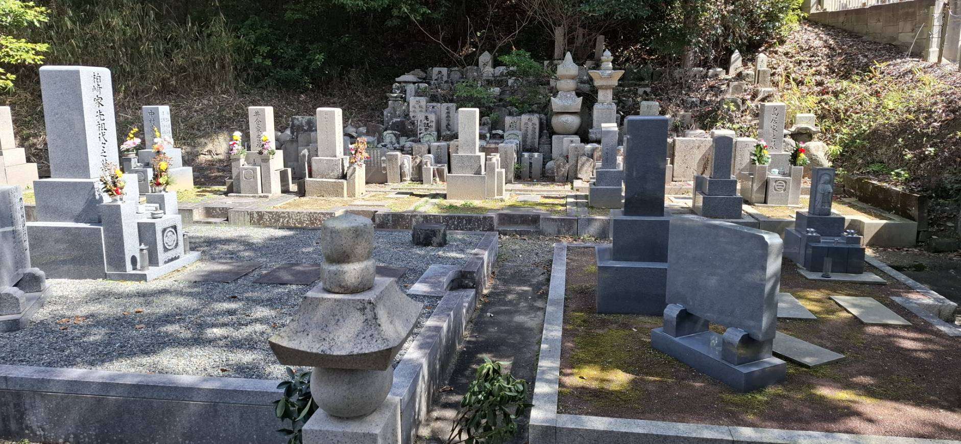 古い石仏や無縁塔が集められた超善寺墓地の一角