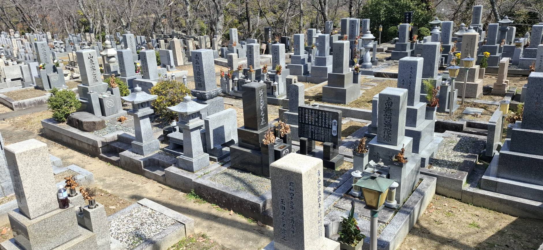 石灯籠や法名碑が並ぶ伝統的な和型墓石の区画