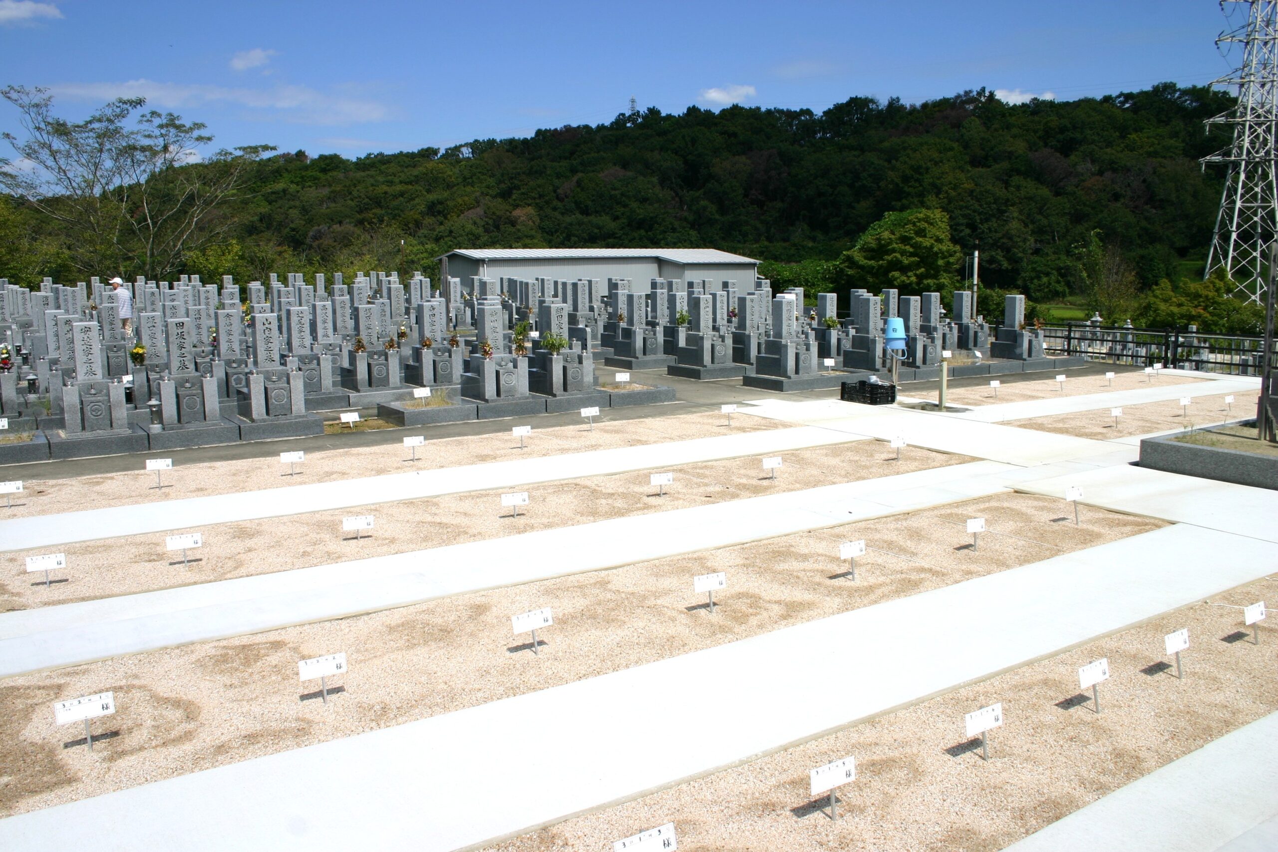 新しい墓石の建立を待つ整地された墓地区画の様子