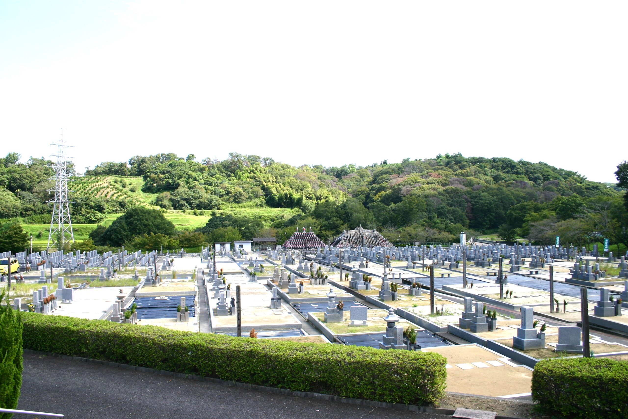 高台から見下ろした聖徳寺墓地の広大な全景