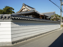 瓦屋根が美しい白い土塀に囲まれた格式高い寺院の外観