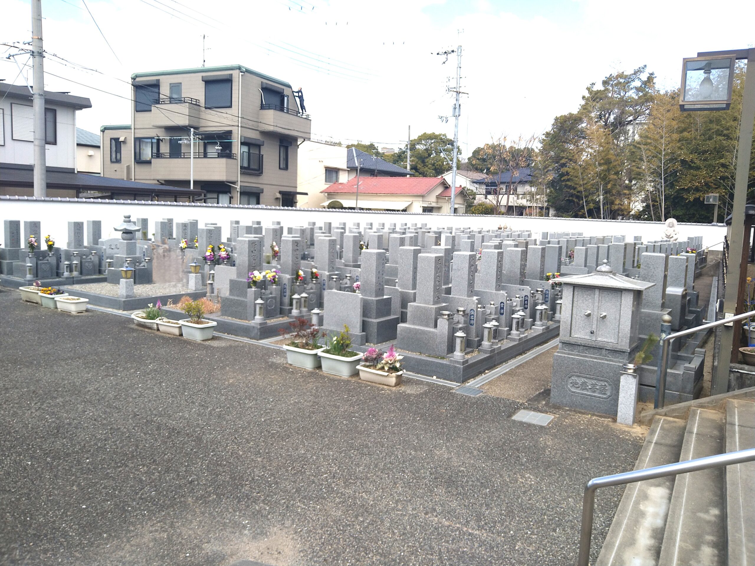 住宅街に隣接した日当たりの良い開放的な霊園の全景