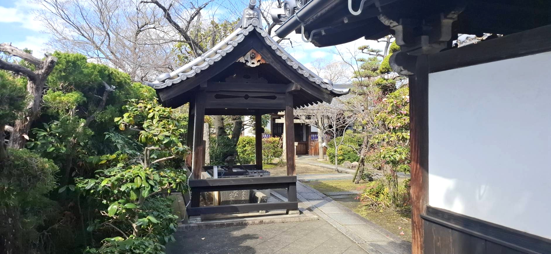 本源院の境内にある伝統的な木造建築の手水舎