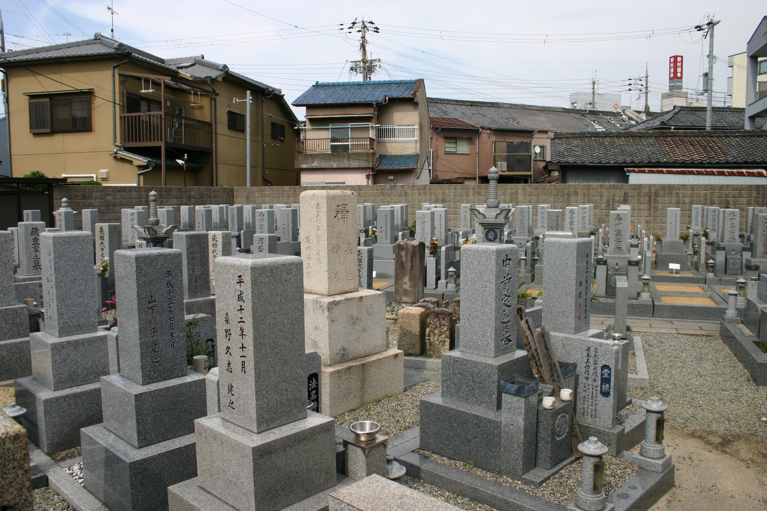 寺院内に整列して建立された伝統的な和型のお墓
