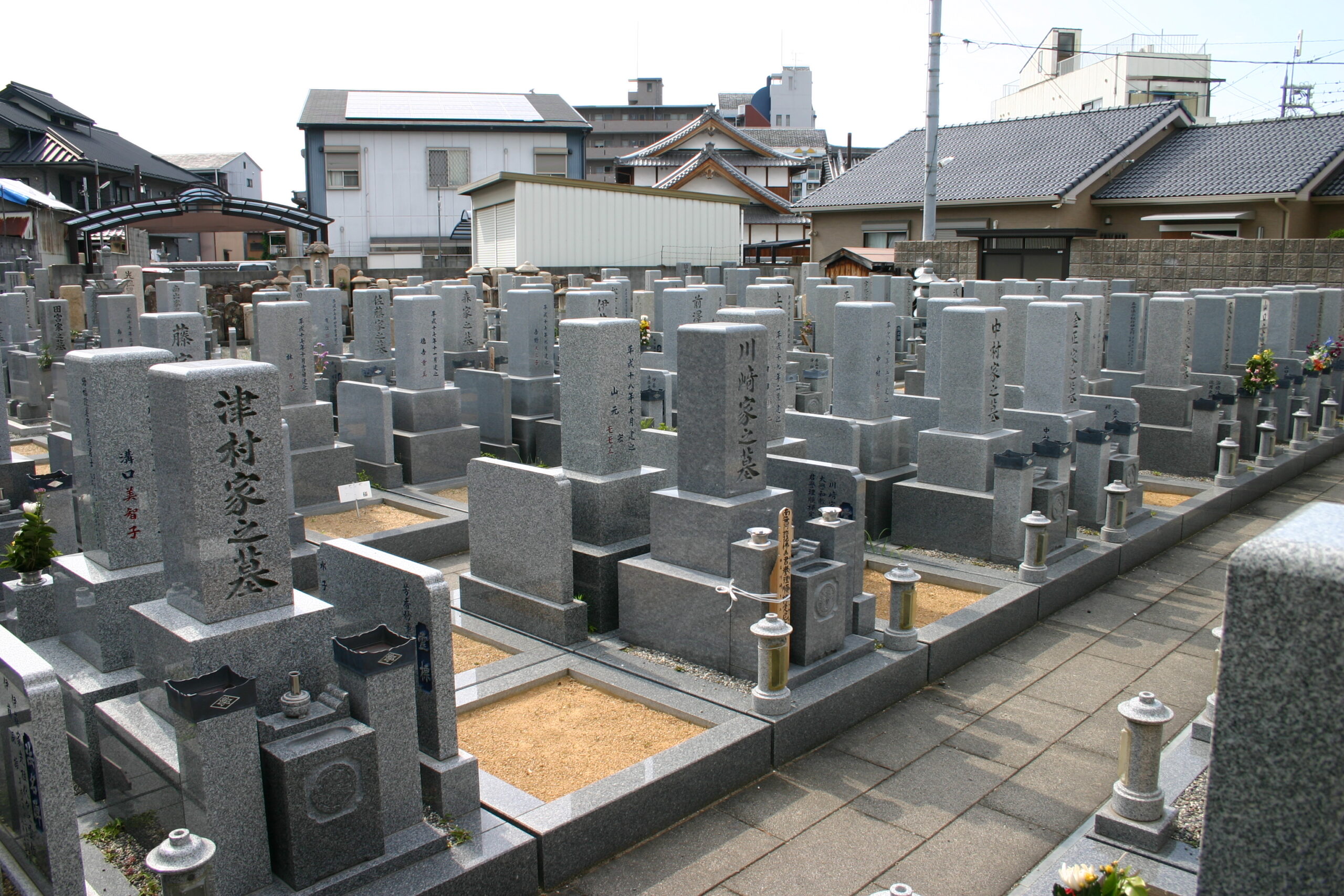 石畳の通路で舗装された歩きやすい墓地内の参道