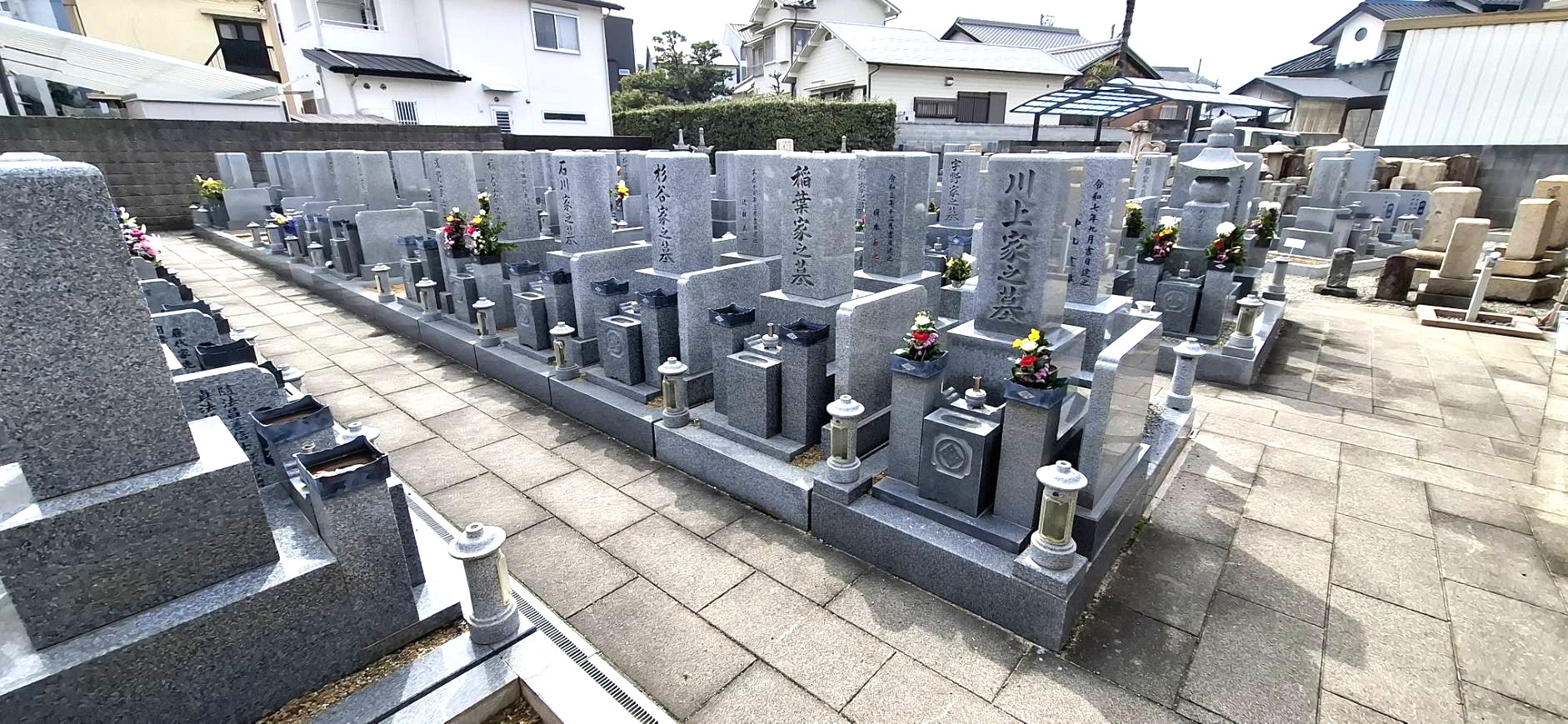 石畳の参道が整備された整然と並ぶ和型墓石