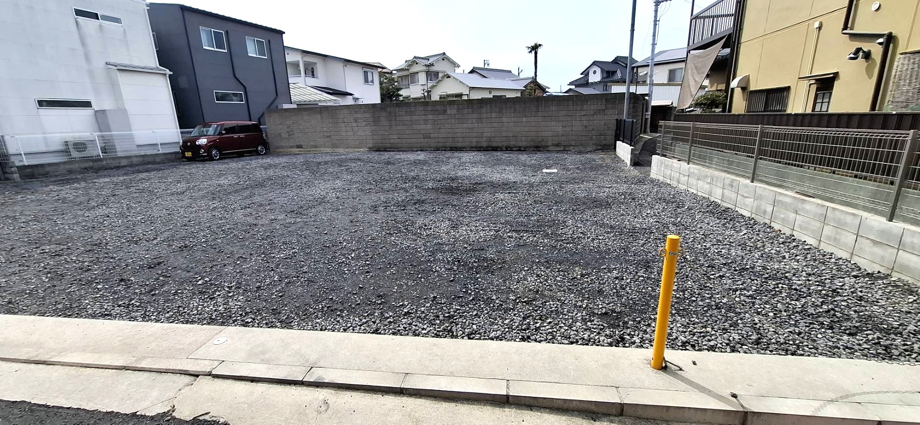 墓地の新規分譲用として整備された砂利敷きの更地