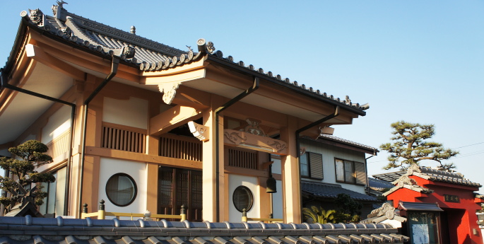 晴天の下に建つ伝統的な日本寺院の本堂の外観