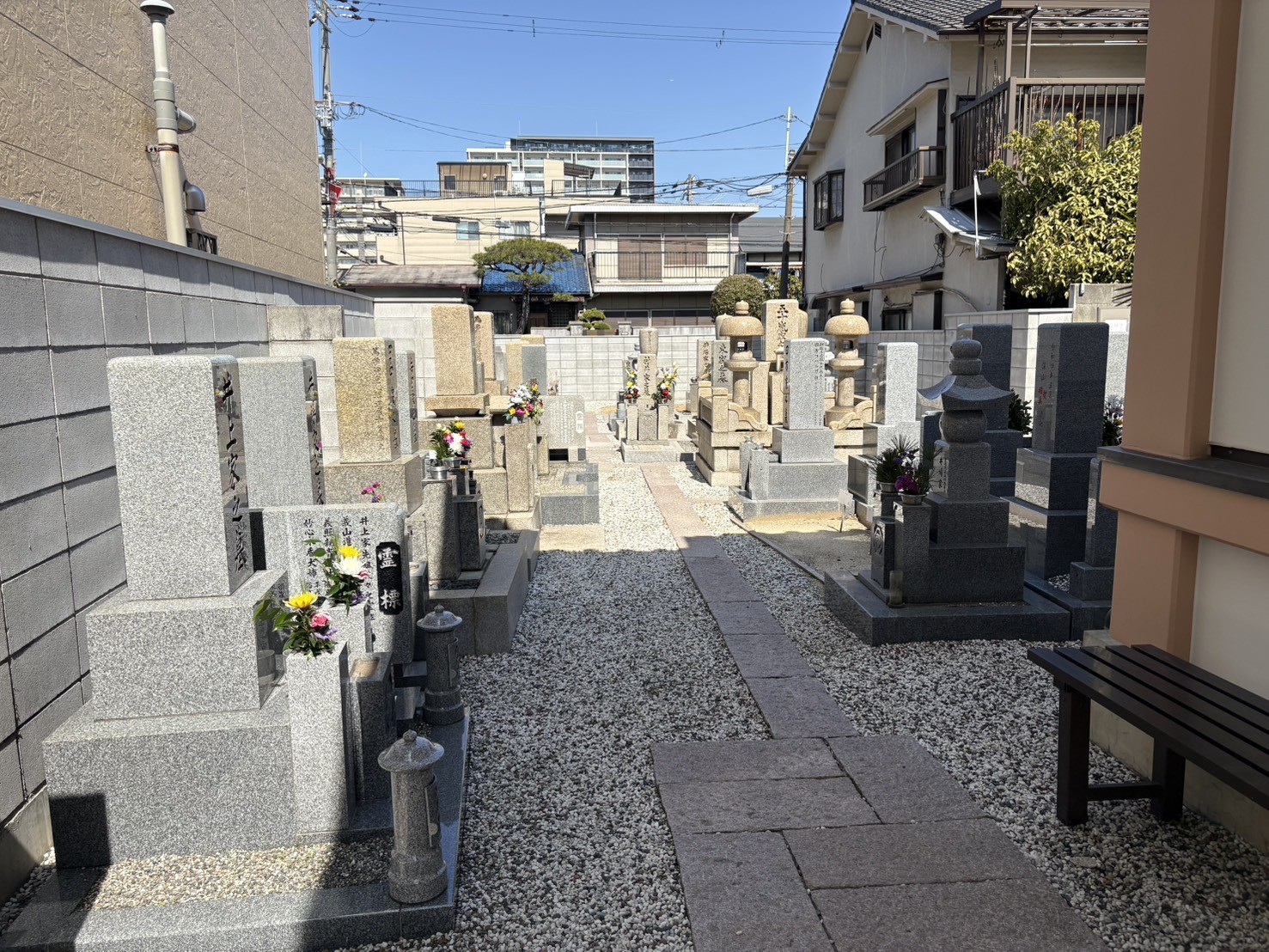 豊運寺の境内に整然と並ぶ御影石の墓石群と通路
