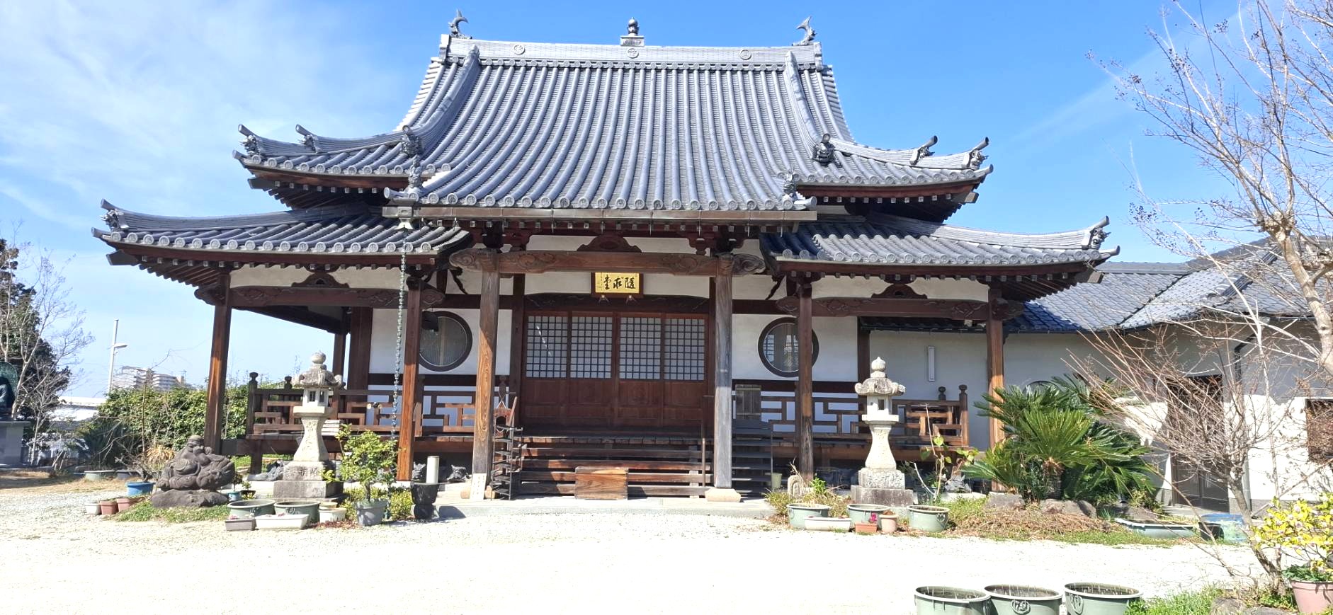 青空を背景に建つ伝統的な日本のお寺の本堂の外観