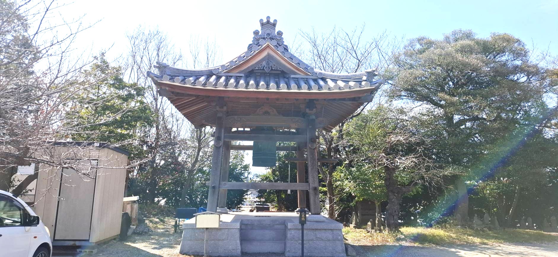 反り上がった瓦屋根が特徴的な寺院の鐘楼