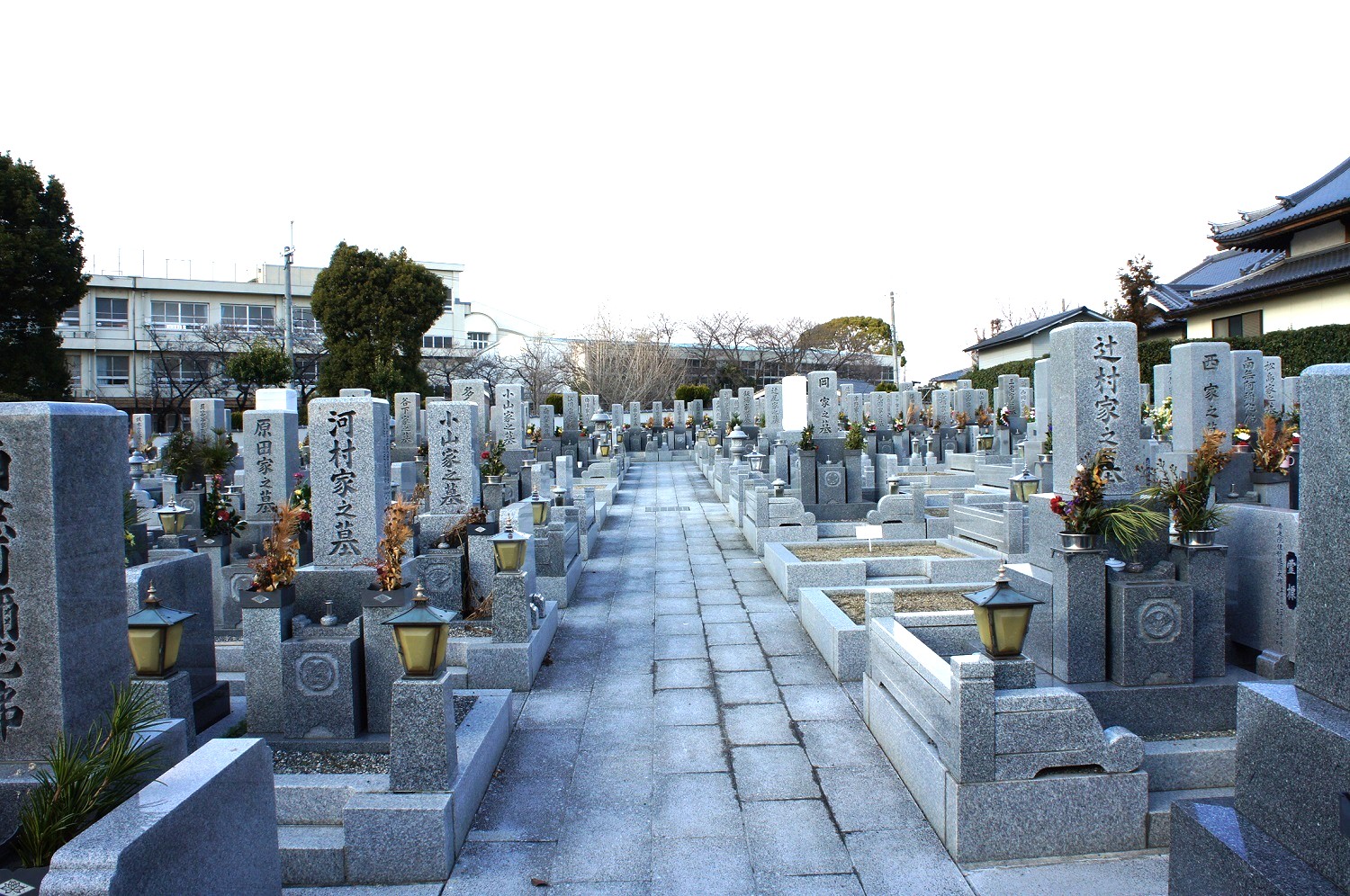 中央に石畳の参道が通り、両脇に墓石が並ぶ整えられた墓地