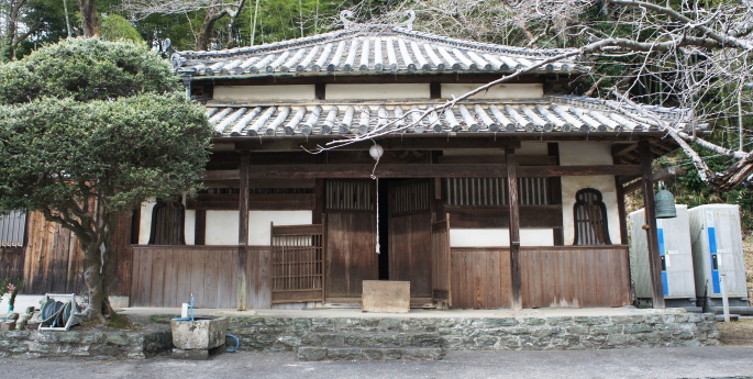 瓦屋根と木造の質感が歴史を感じさせる、日本の伝統的な寺院の本堂の外観。