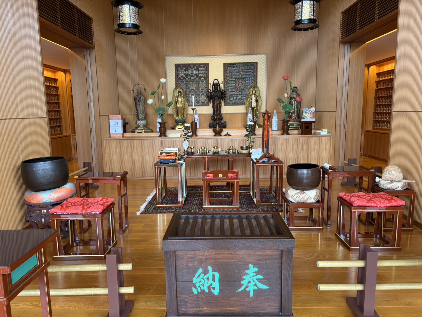 清水寺の本尊が祀られた本堂内部と賽銭箱の景色
