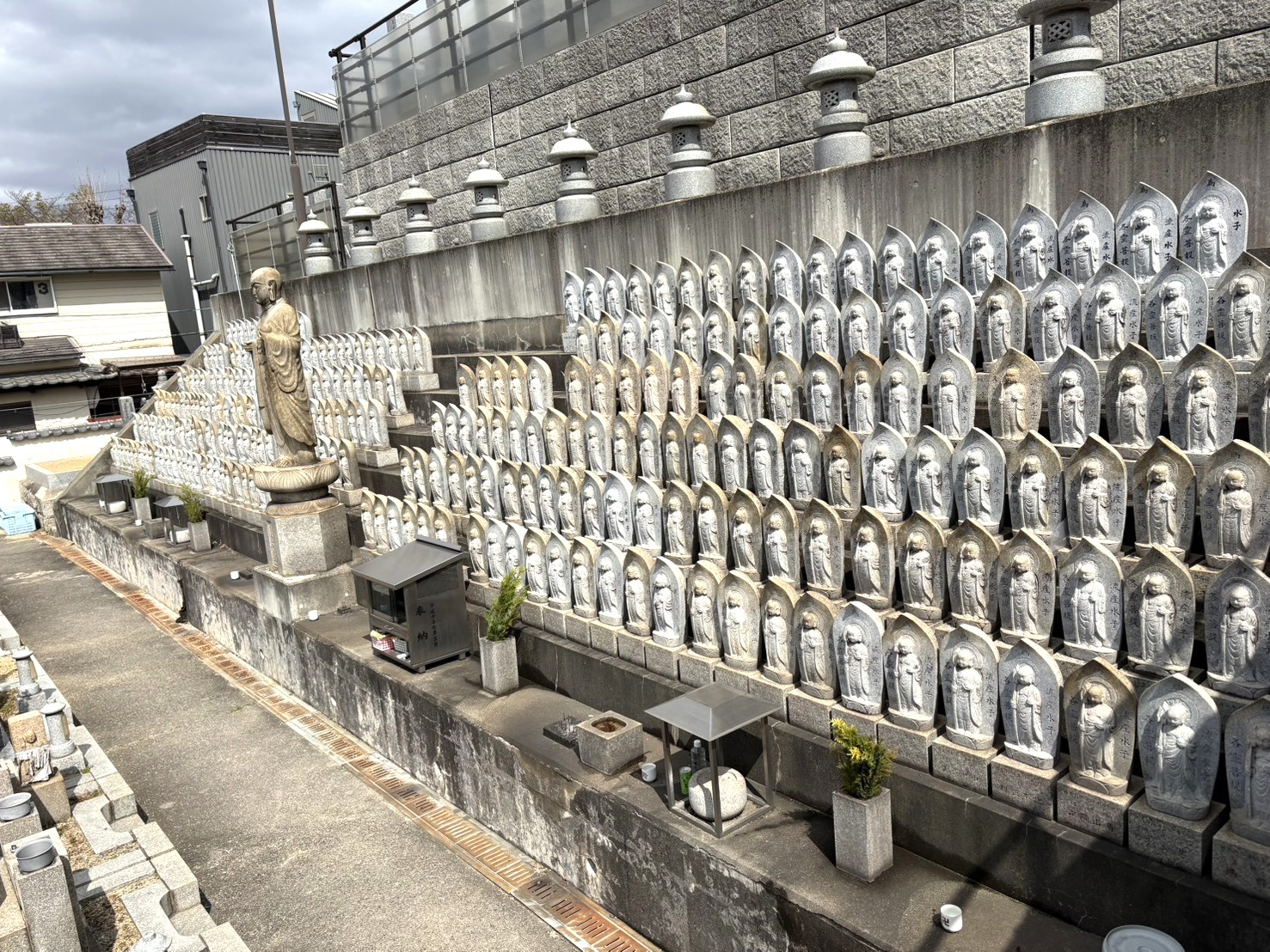 清水寺の壁面に並ぶ数多くの石造りの千体地蔵尊