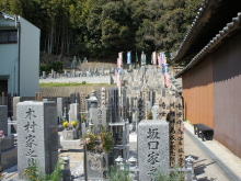 緑豊かな山裾に広がる光明寺墓地・霊園の全景