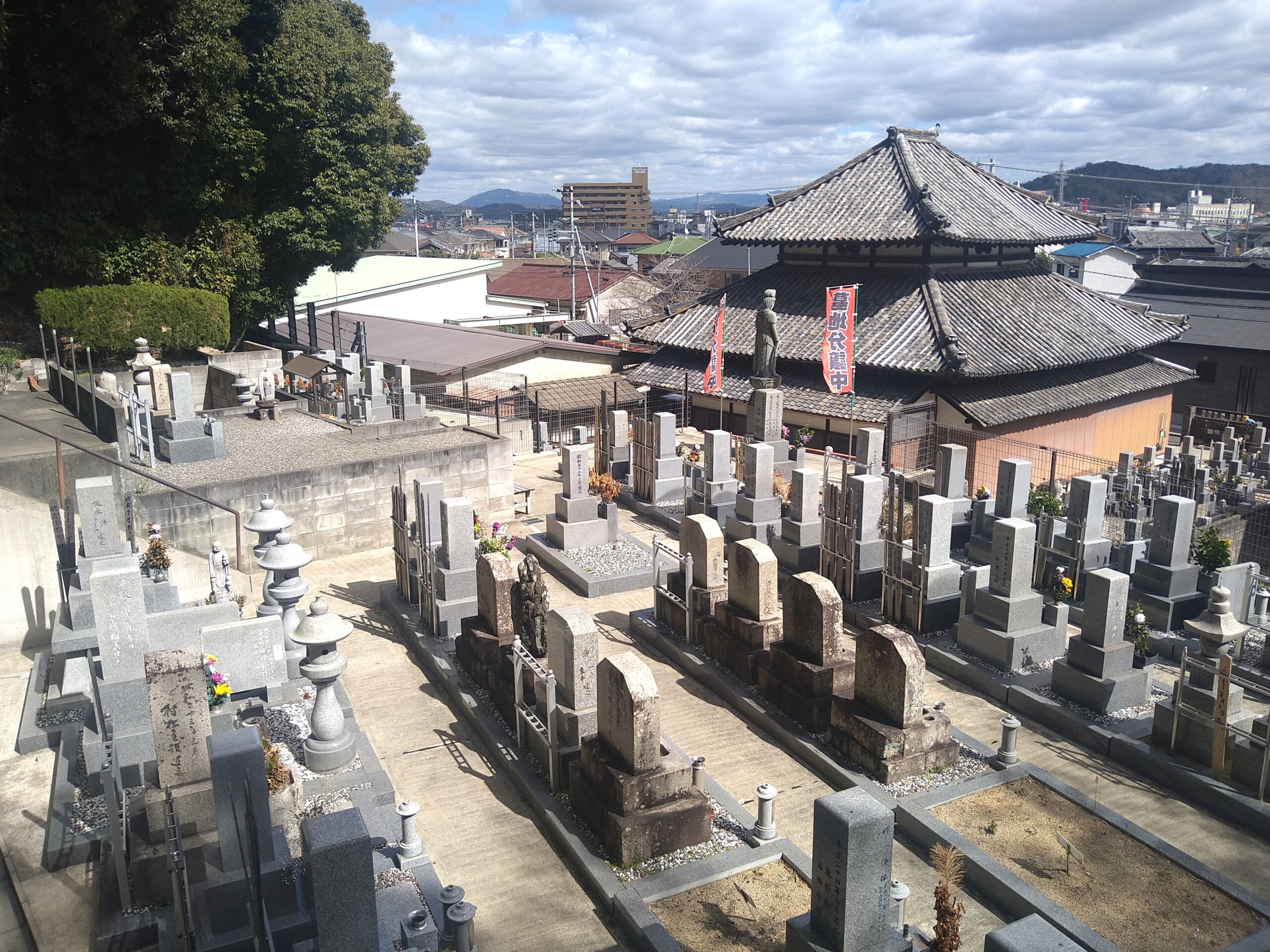 見晴らしの良い高台に位置する光明寺霊園の全景