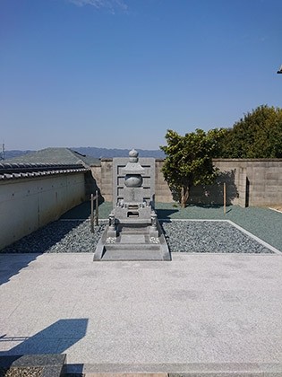 美しい砂利と石畳に囲まれた五輪塔形式の供養塔