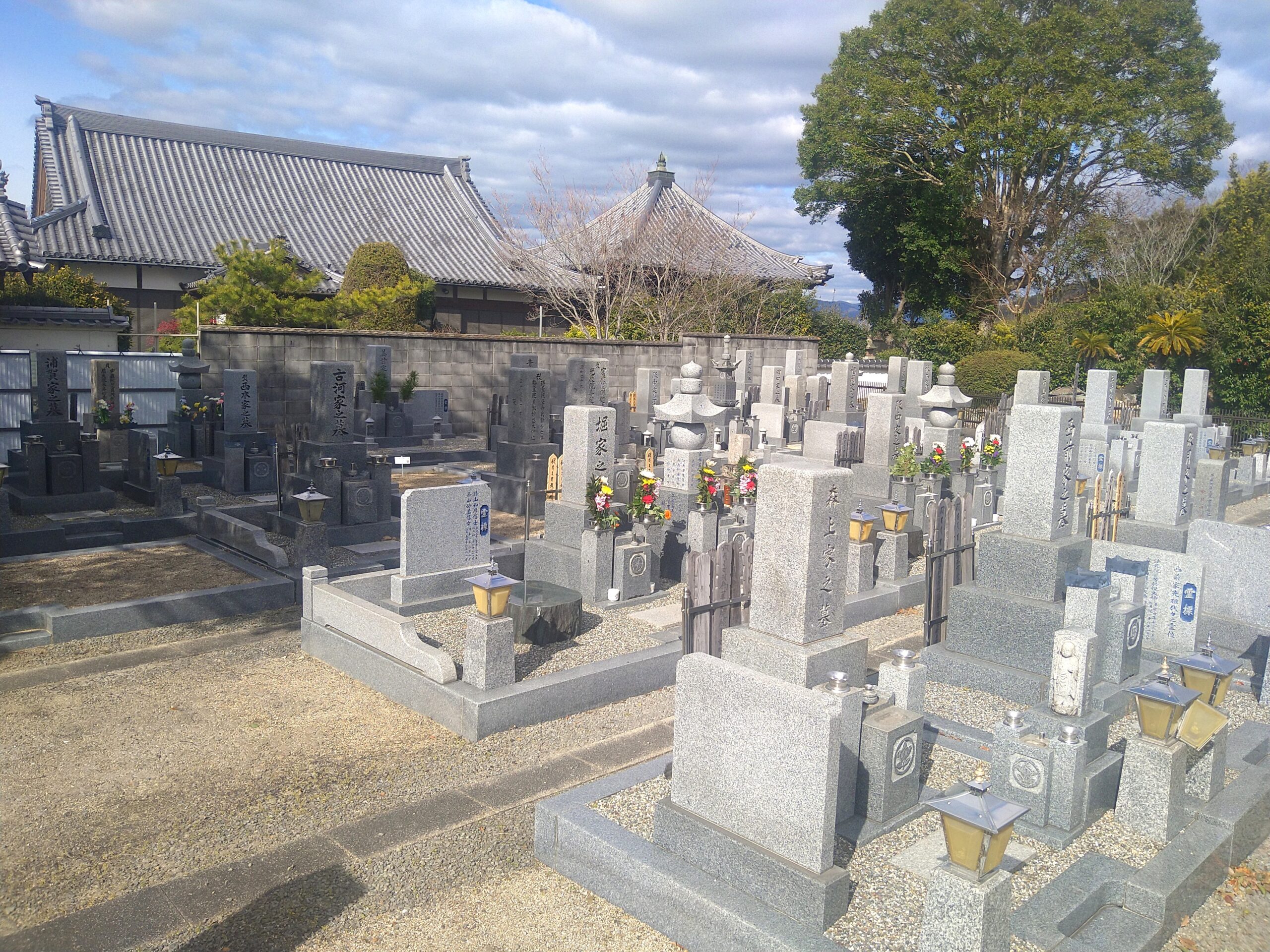 五輪塔や和型墓石が立ち並ぶ、歴史を感じさせる寺院の霊園