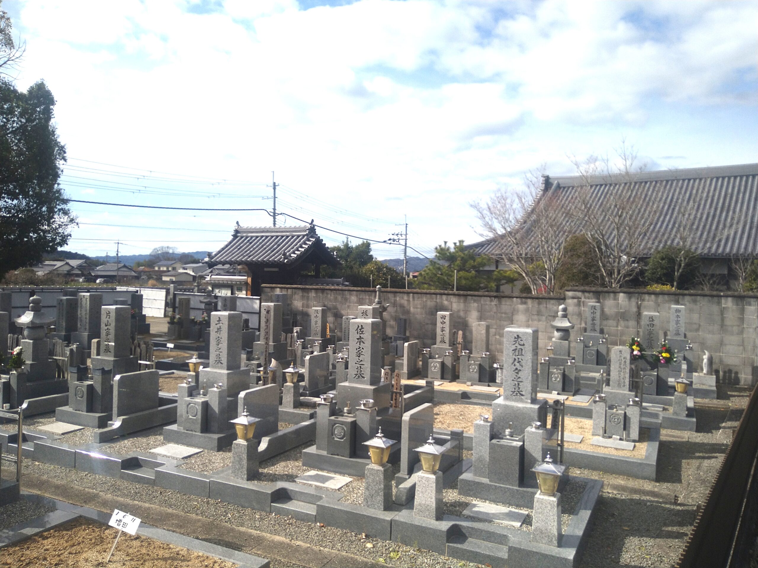 山並みと町並みを一望できる、開放感のある寺院墓地の風景