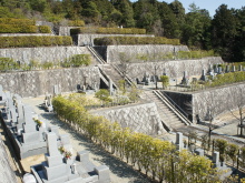 山の斜面を利用して綺麗に区画整理された多段式の霊園全景
