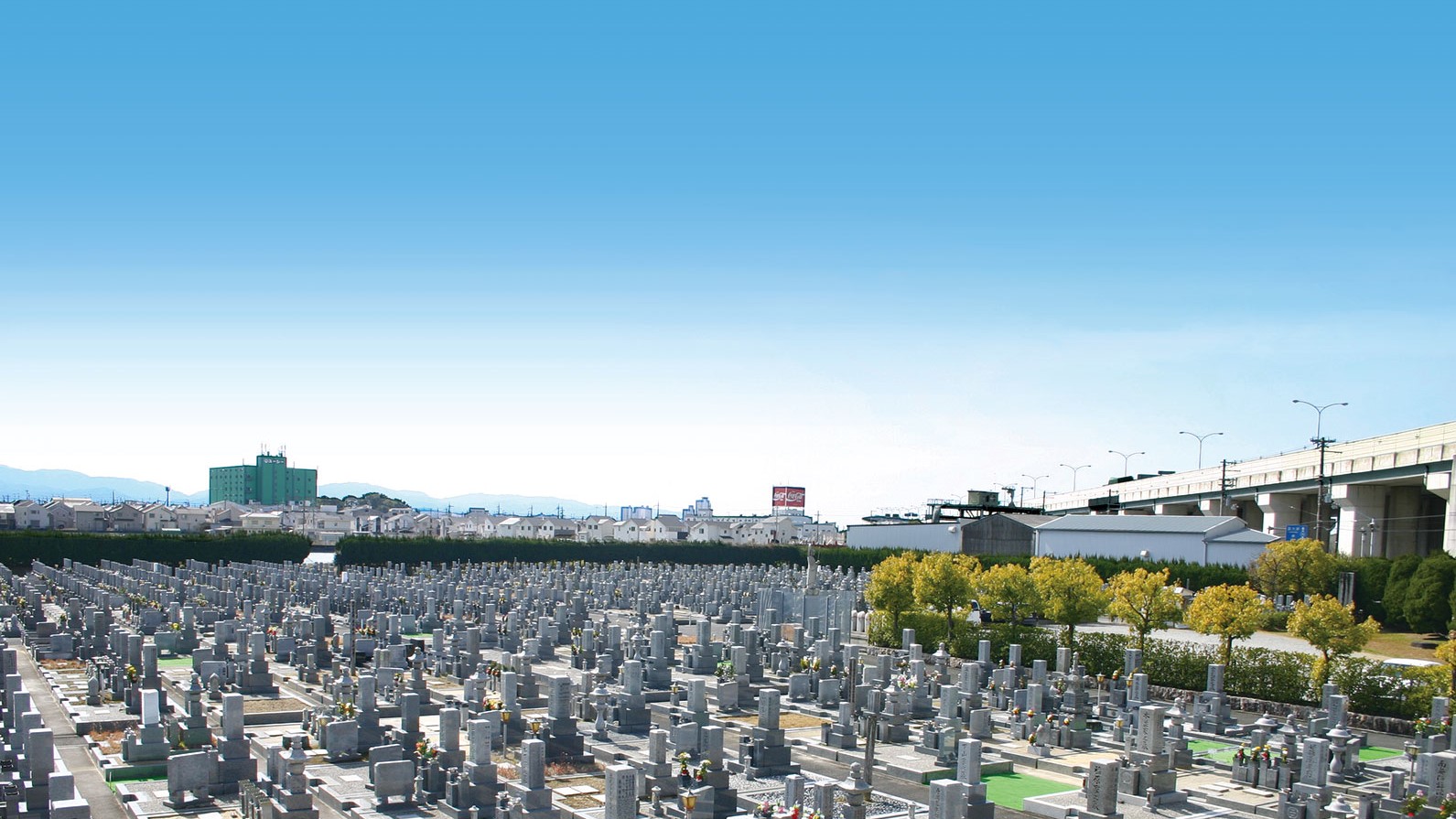 青空の下に広がる美原霊園の全景と整然と並ぶ墓石