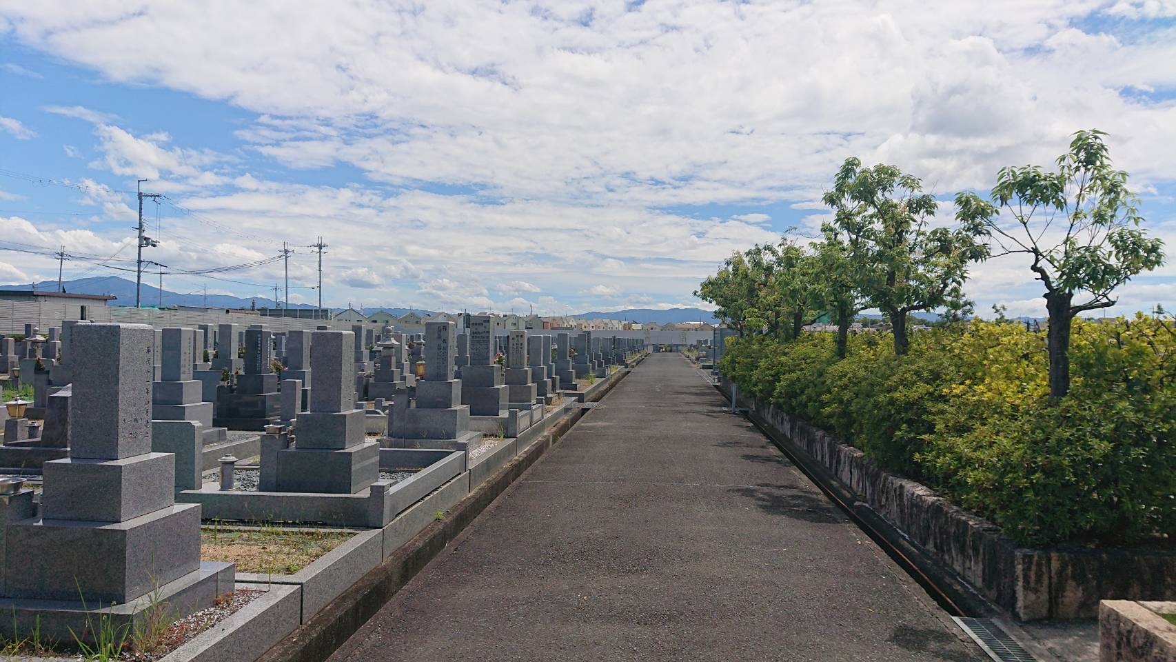 日当たりが良く見通しの良い霊園内の区画と通路