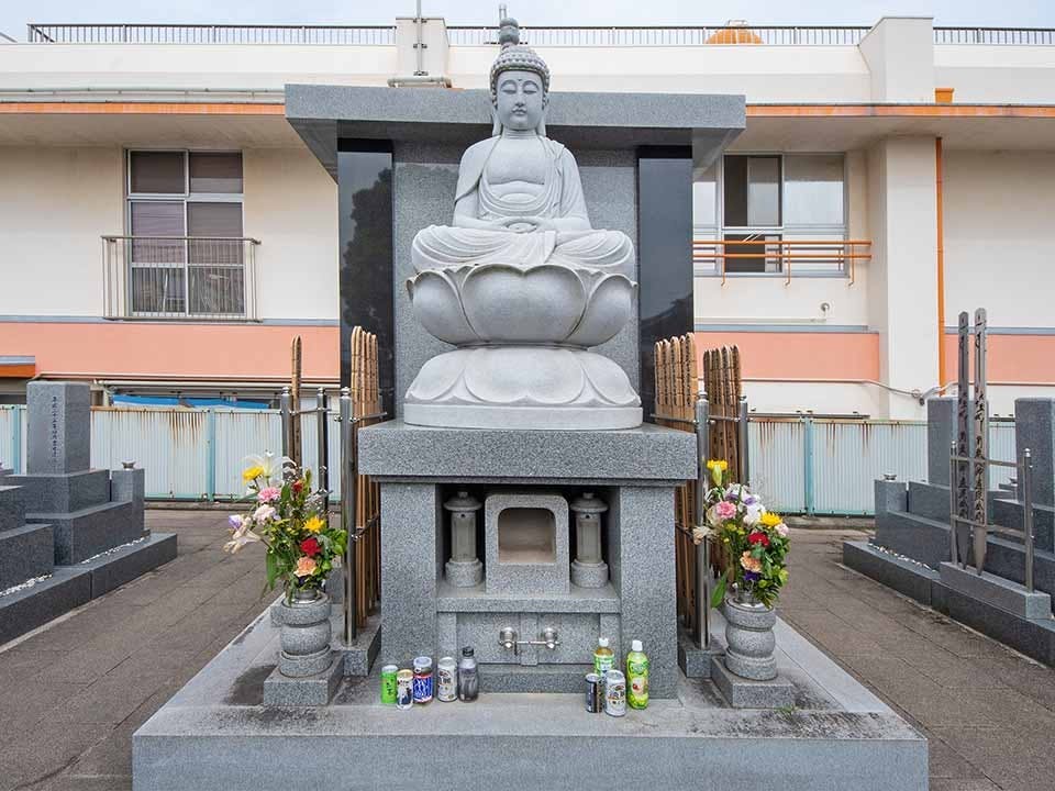 台座に安置された石造りの釈迦如来坐像と供え物