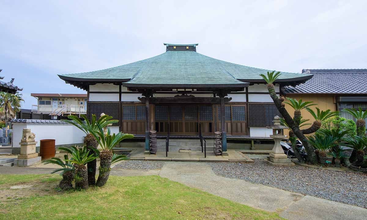 銅板葺きの屋根が特徴的な落ち着いた佇まいの寺院本堂