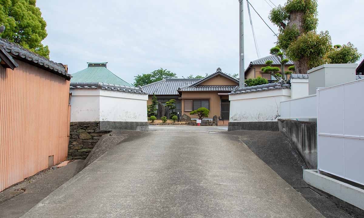 寺院の入り口へと続く緩やかなスロープの参道