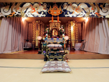 龍の天井画と金色の仏具が並ぶ厳かな内装