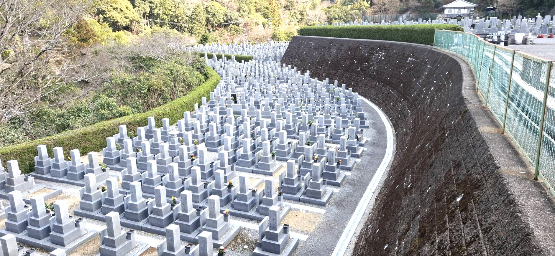 山の斜面に沿って整然と区画整理された奥水間霊園の墓地