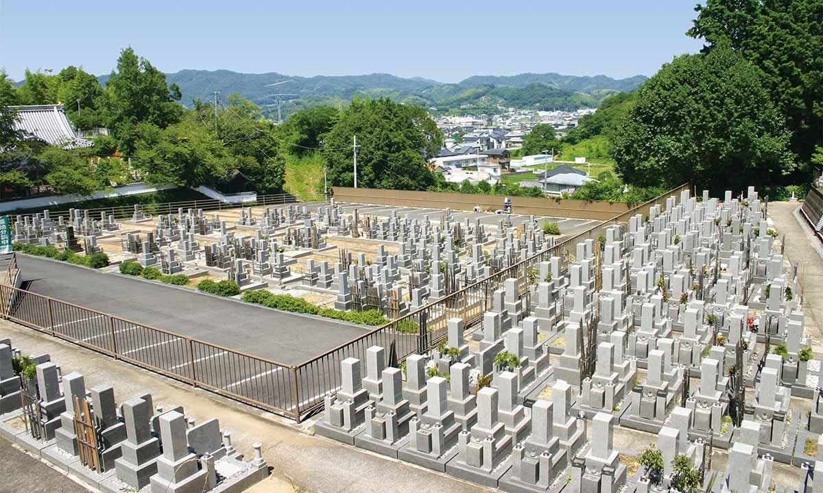 高台に位置し見晴らしが良い霊園の全景と立ち並ぶ墓石