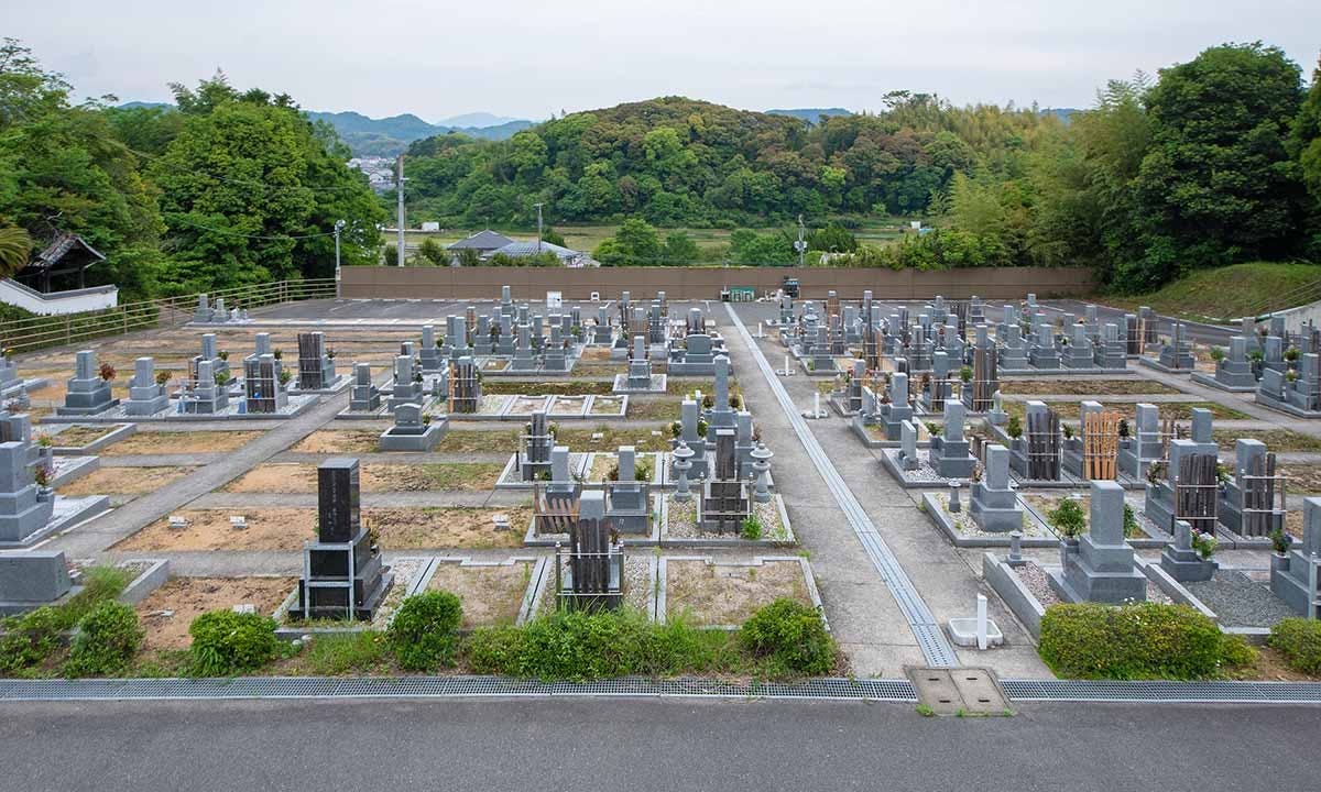 緑豊かな山々に囲まれた日当たりの良い平坦な墓地区画