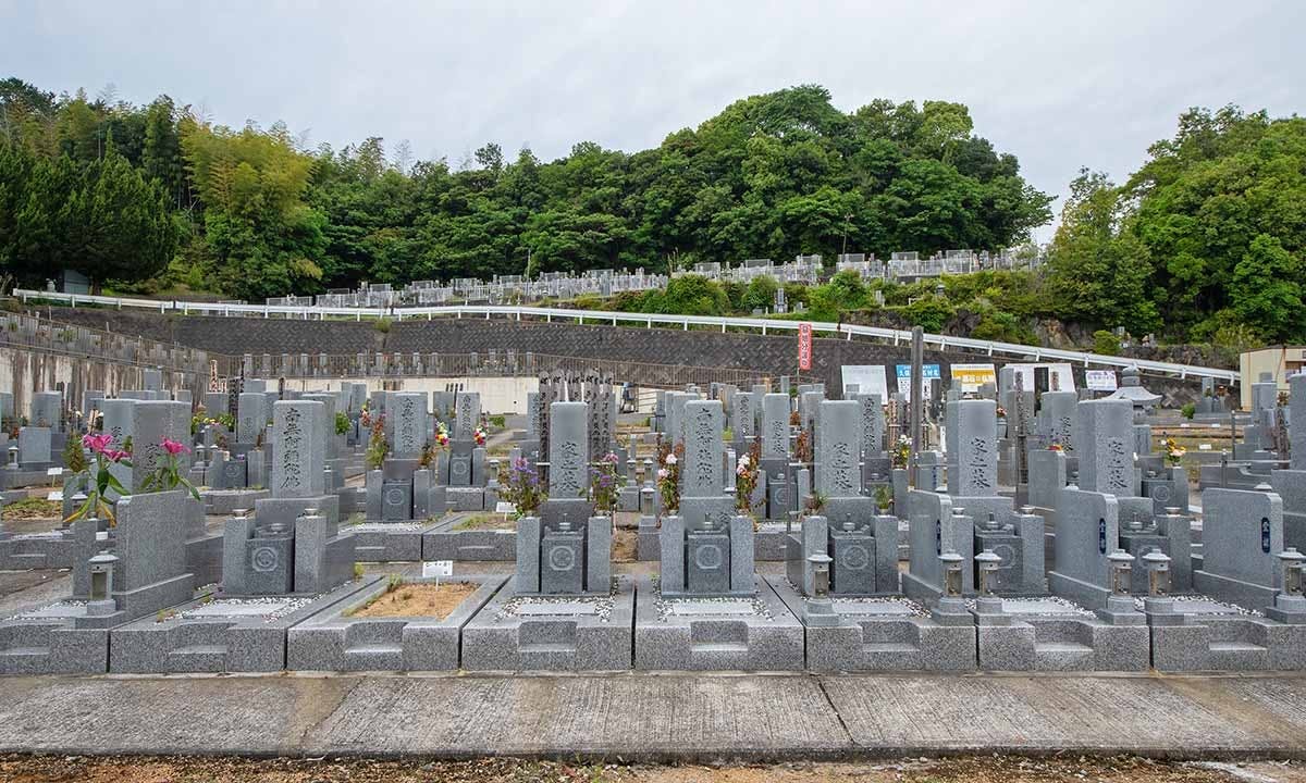 遠くに街並みを望む開放的な景観の寺院墓地