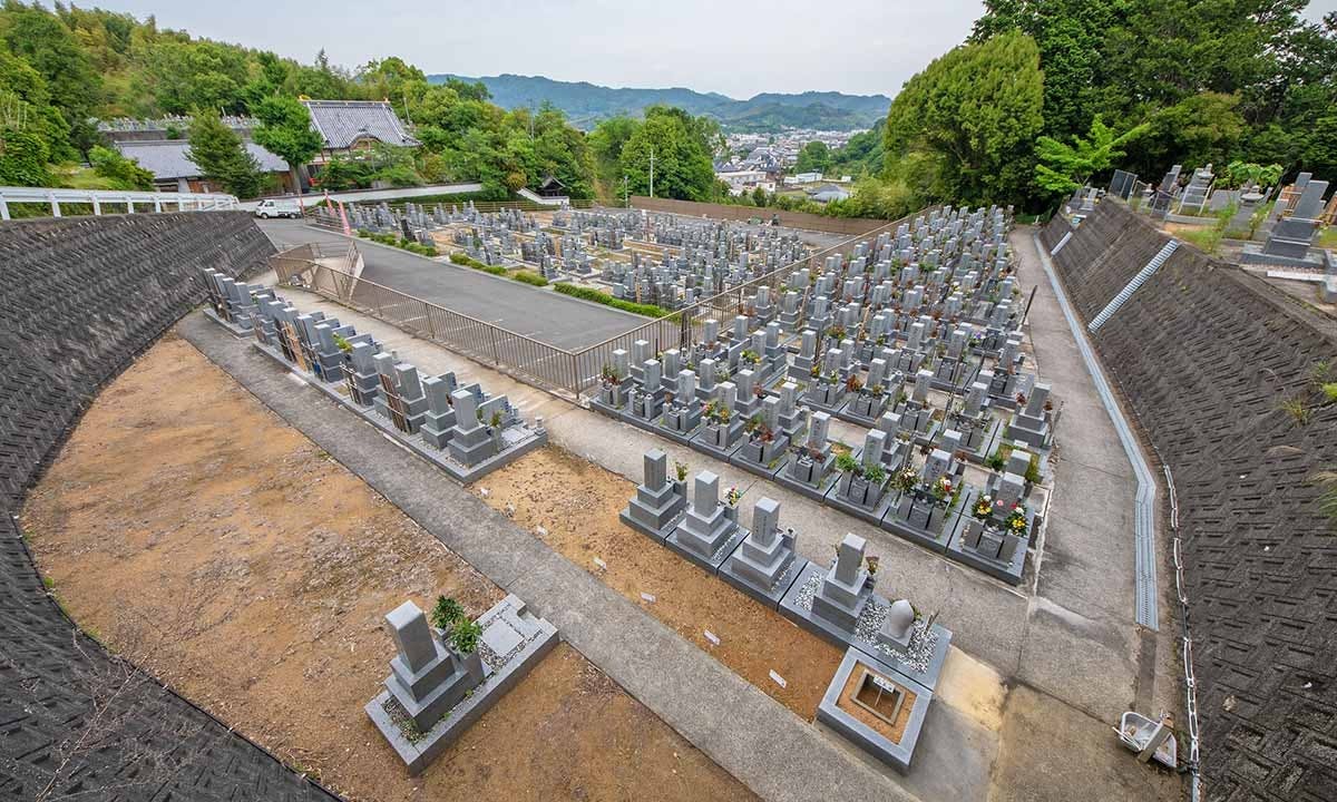 段々畑のように整然と区画整理された、日当たり良好な霊園の風景