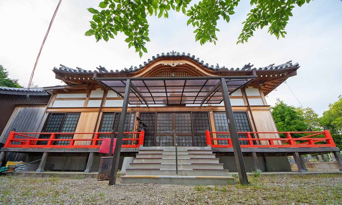 階段に手すりと屋根が設置されたバリアフリー対応の寺院入口