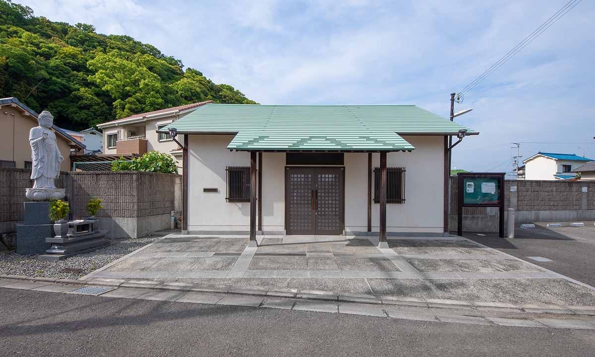 真乗寺霊園の敷地内に建つ落ち着いた外観の法要施設