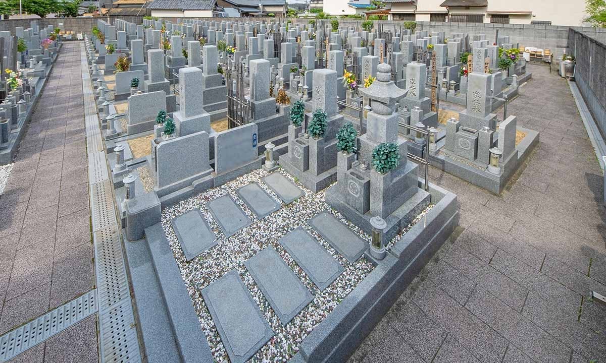 五輪塔型の墓石が設置された広々とした墓地区画